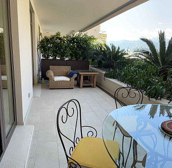 Land plot with a residential building with 8 apartments and a swimming pool in Donja Lastva — photo 2